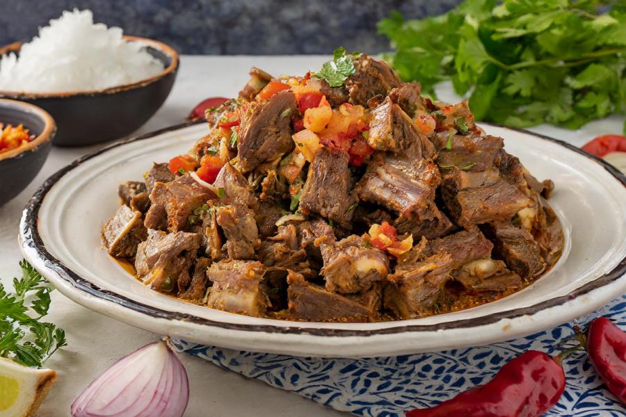 Tassot kabrit de Haittí, carne de cabra adobada, frita o asada.