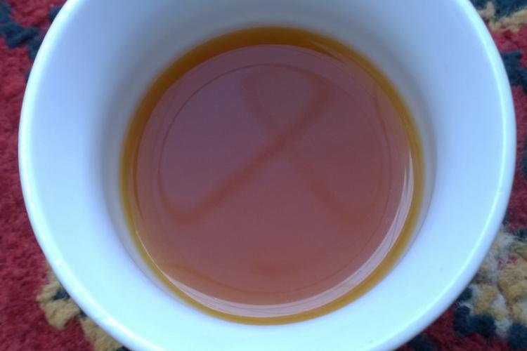 Café arabe aromatizado con azafrán y cardamomo en una taza.