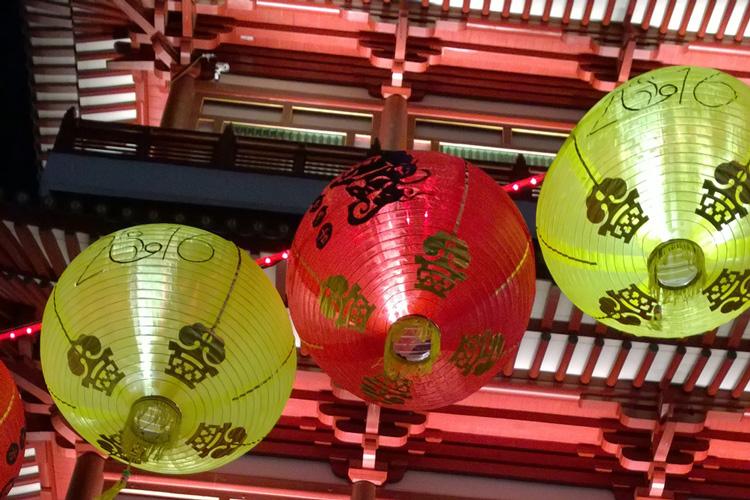 Linternas rojas y doradas, decoraciones del año nuevo chino.