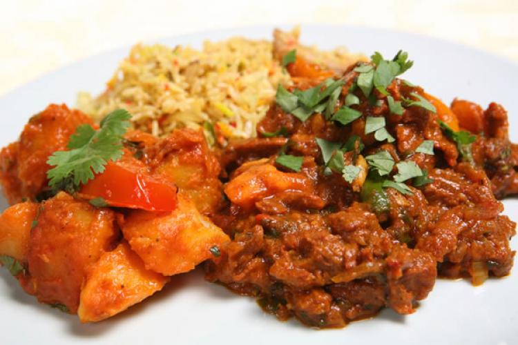 Curry con patatas especiadas y arroz pilaf.