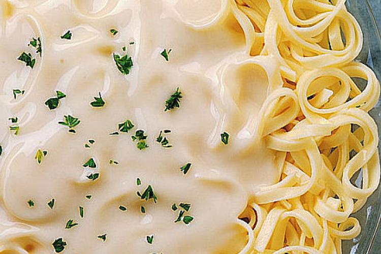 Pasta con salsa blanca, cremosa.