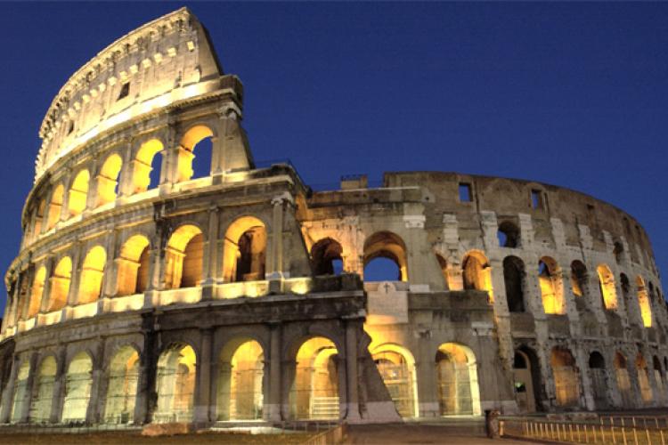 El Coliseo romano por la noche, iluminado.
