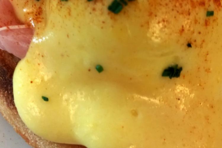 Detalle de un huevo a la benedictina con salsa holandesa.