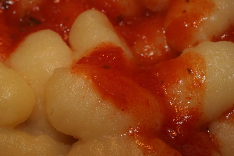 Detalle de ñoquis de patata con salsa de tomate.