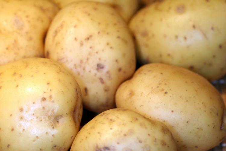 Patatas blancas ya limpias.