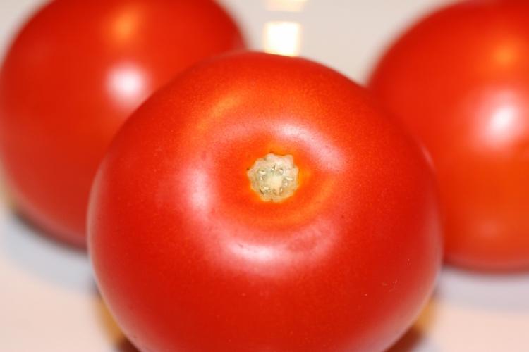 Tres tomates maduros.