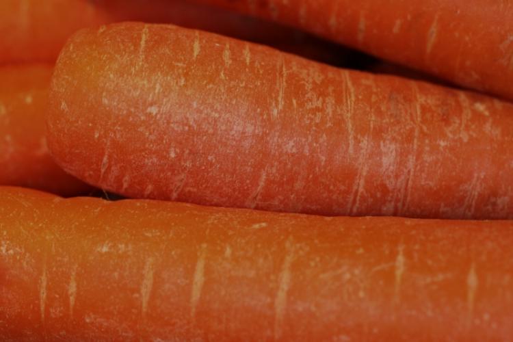 Detalle de zanahorias crudas, sin pelar.