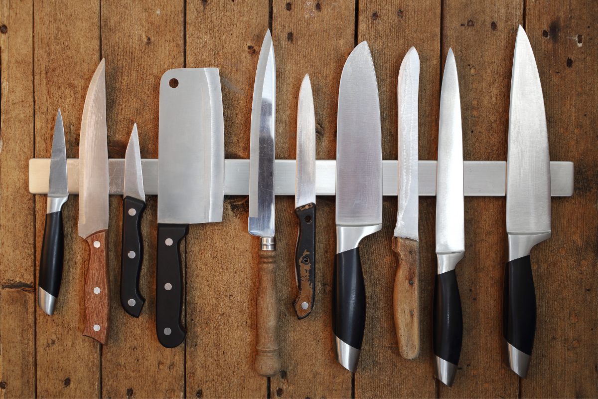 Cuchillos de cocina de varios tipos guardados en una barra magnética.