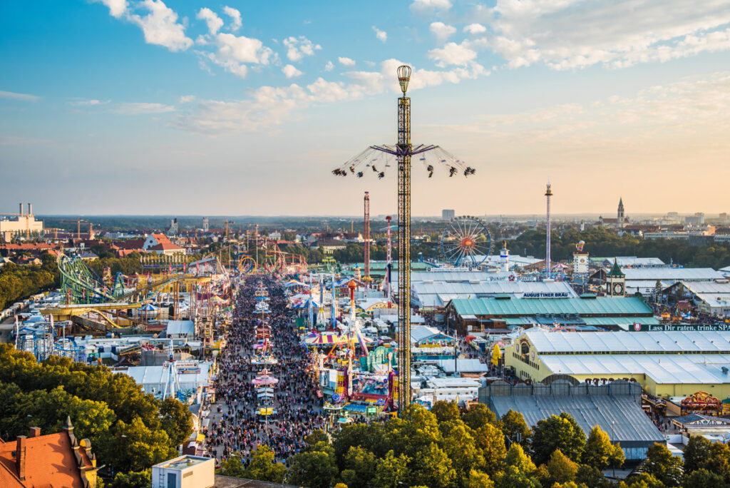 Vista aérea del recinto de Oktoberfest. Fotografía tomada desde la catedral de San Pablo.